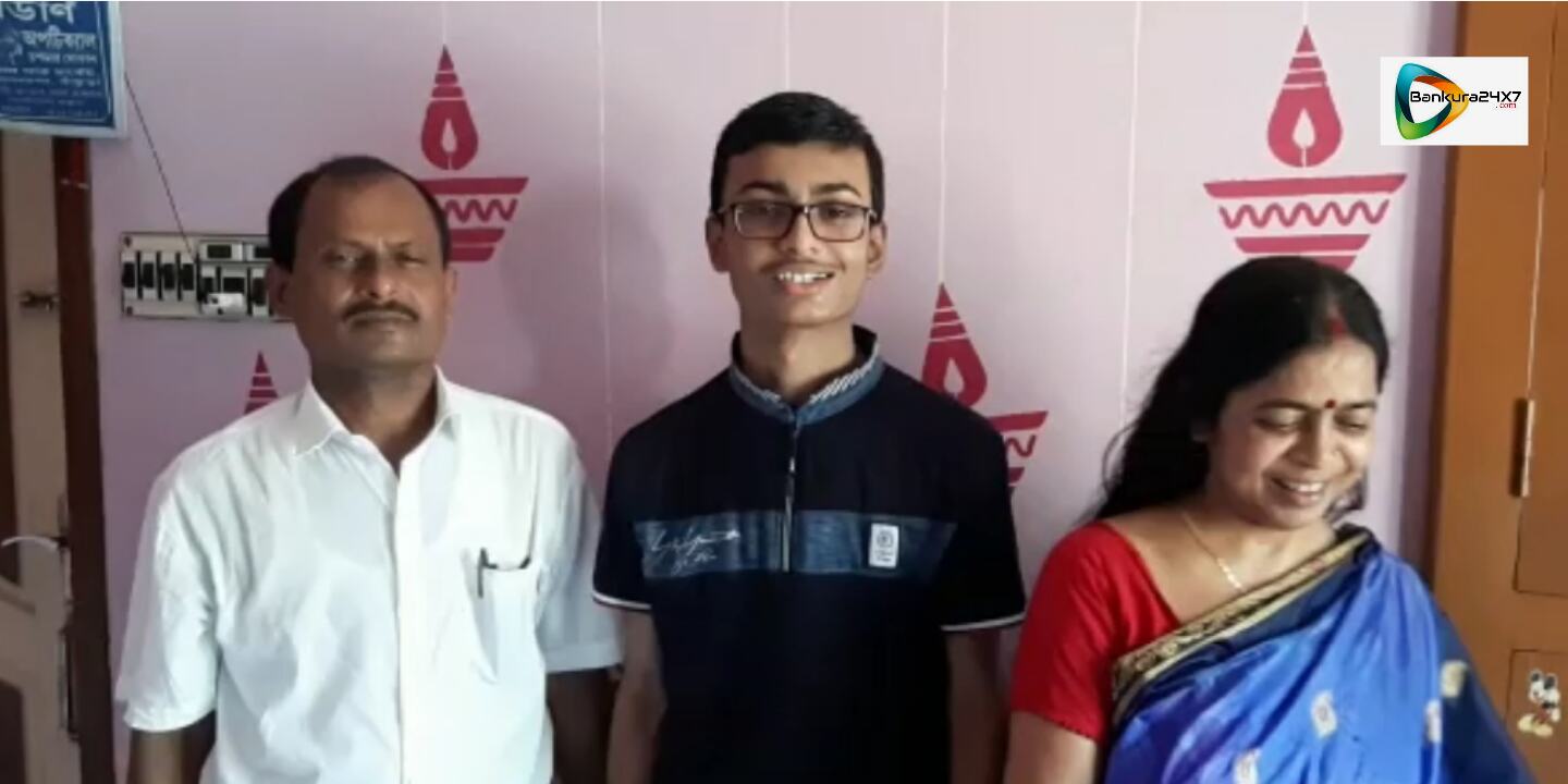পড়ায় বিরক্তি লাগলে গল্পের বই পড়ে বা খেলাধুলা করে নিজেকে রিচার্জ করে নিত মাধ্যমিকে নবম সৌগত। পড়ায় বিরক্তি লাগলে গল্পের বই পড়ে বা খেলাধুলা করে নিজেকে রিচার্জ করে নিত মাধ্যমিকে নবম সৌগত।