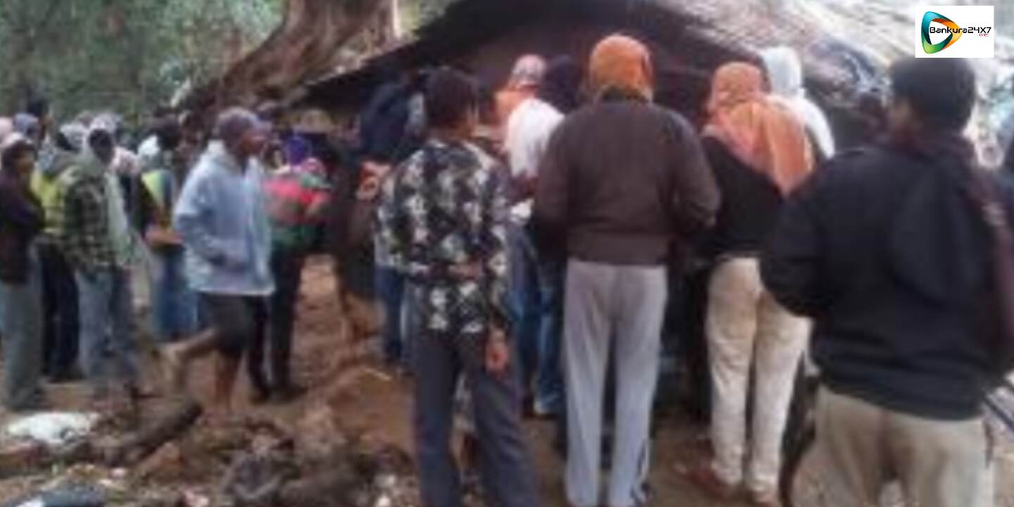 মিষ্টি দোকানের ভেতর থেকে উদ্ধার দোকান মালিকের ঝুলন্ত মৃতদেহ , চাঞ্চল্য বিষ্ণুপুরে। মিষ্টি দোকানের ভেতর থেকে উদ্ধার দোকান মালিকের ঝুলন্ত মৃতদেহ , চাঞ্চল্য বিষ্ণুপুরে।