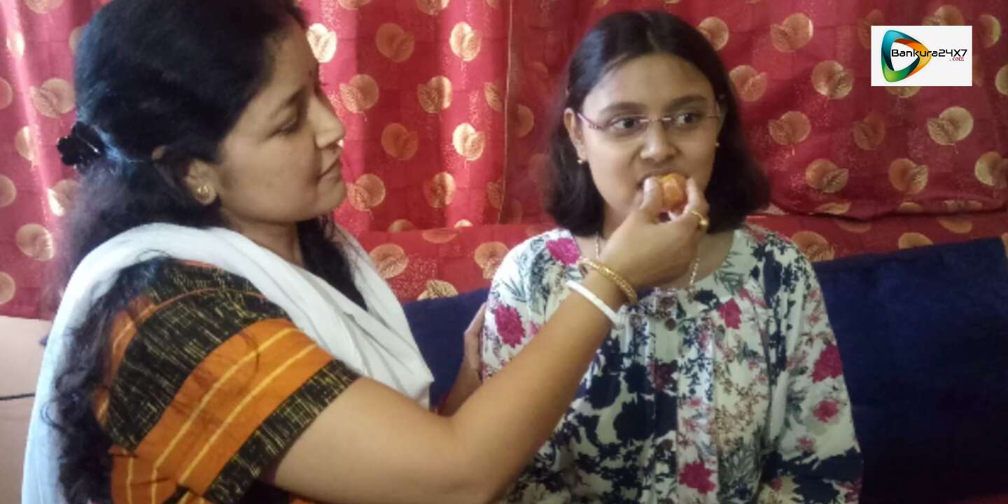 পাঠ্য বই খুঁটিয়ে পড়লেই মিলবে সফলতা, জানাল মাধ্যমিকে অষ্টম সুদীপ্তা ধবল। দেখুন 🎦 প্রতিবেদন। পাঠ্য বই খুঁটিয়ে পড়লেই মিলবে সফলতা, জানাল মাধ্যমিকে অষ্টম সুদীপ্তা ধবল। দেখুন 🎦 প্রতিবেদন।