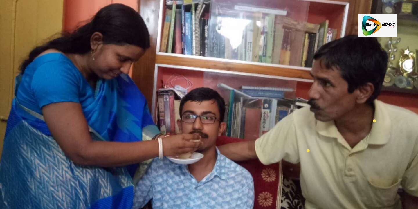 রাজ্যে অষ্টম স্থানাধিকারী সায়ন্তন দত্তের প্রতিক্রিয়া জানতে দেখুন এই 🎦 প্রতিবেদন। রাজ্যে অষ্টম স্থানাধিকারী সায়ন্তন দত্তের প্রতিক্রিয়া জানতে দেখুন এই 🎦 প্রতিবেদন।