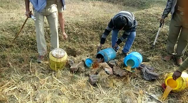 চোলাই কারাখানায় ম্যারাথন অভিযান জেলা জুড়ে। এপর্যন্ত বাজেয়াপ্ত ১২০০ লিটার মদ, গ্রেপ্তার - পাঁচ। #দেখুন অভিযানের লাইভ ভিডিও। চোলাই কারাখানায় ম্যারাথন অভিযান জেলা জুড়ে। এপর্যন্ত বাজেয়াপ্ত ১২০০ লিটার মদ, গ্রেপ্তার - পাঁচ। #দেখুন অভিযানের লাইভ ভিডিও।