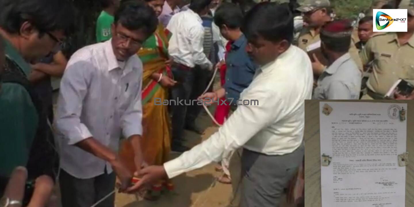 ফিতে হাতে আমিনের ভূমিকায় জেলাশাসক উমাশঙ্কর এস ! কেন, এমনটা করলেন তিনি ? জানতে পড়ুন এই প্রতিবেদন। ফিতে হাতে আমিনের ভূমিকায় জেলাশাসক উমাশঙ্কর এস ! কেন, এমনটা করলেন তিনি ? জানতে পড়ুন এই প্রতিবেদন।