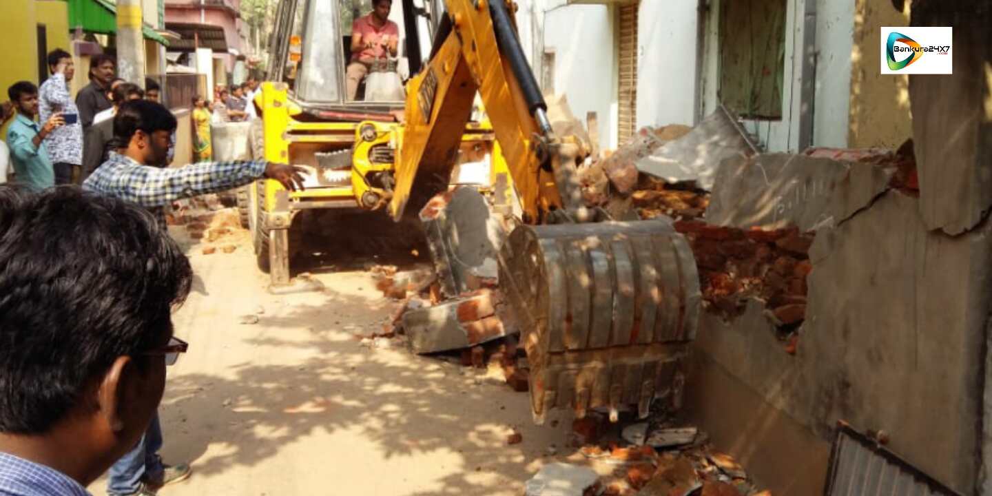 শহরের লোকপুরে দেওয়াল ধসে মৃত এক নির্মাণ শ্রমিক। আহত এক আরও নির্মাণ শ্রমিক ও মাছ বিক্রেতা মহিলা সহ ২ জন হাসপাতালে ভর্তি ।