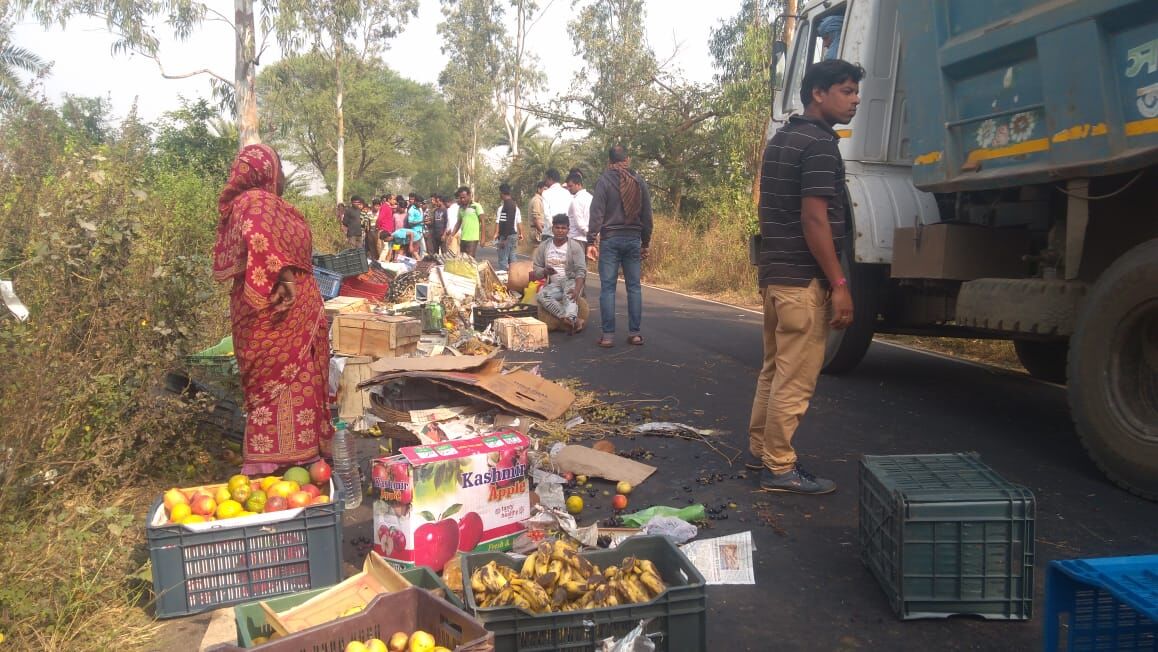 রতনপুরে নিয়ন্ত্রণ হারিয়ে  উল্টে গেল ফল বোঝাই লরি,আহত তিন।