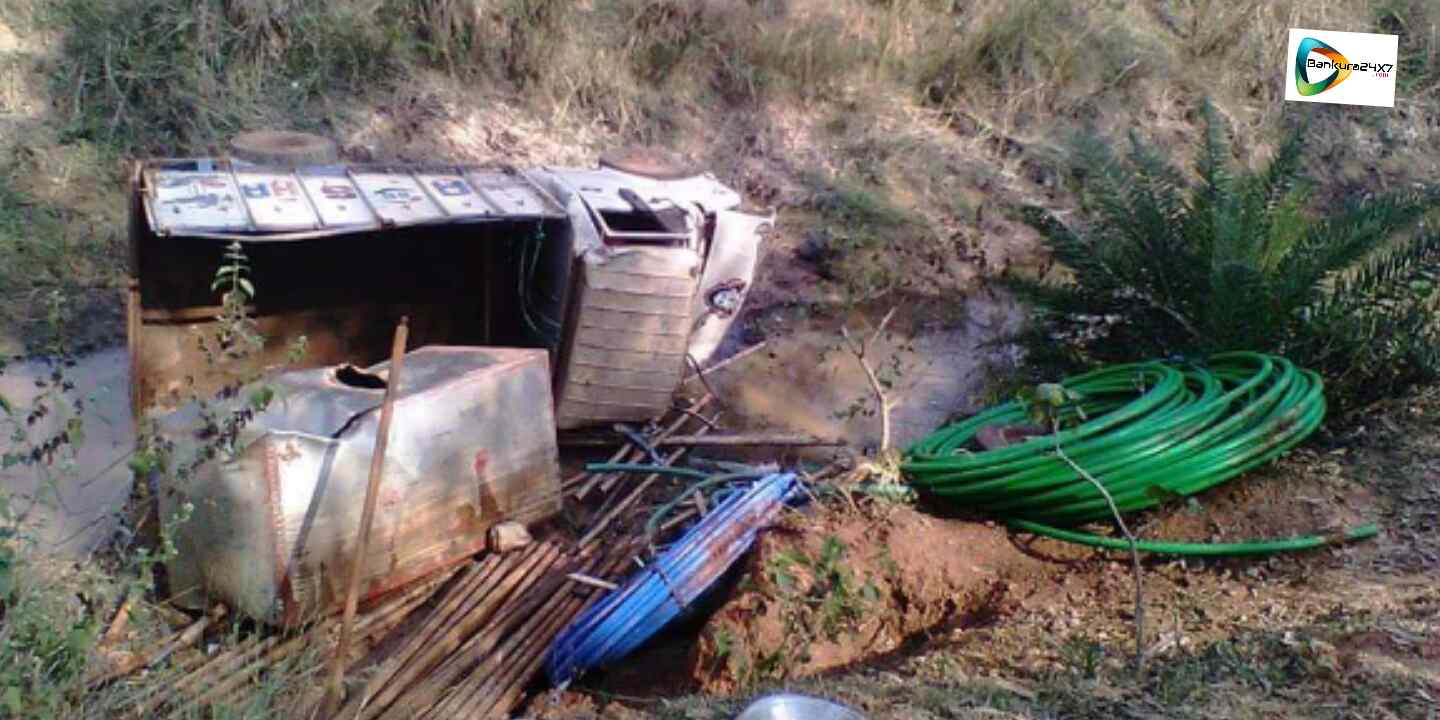 তালডাংরায়  নিয়ন্ত্রণ হারিয়ে ক্যানেলে গিয়ে পড়ল পিক আপ ভ্যান, আহত চালক ও খালাসী।