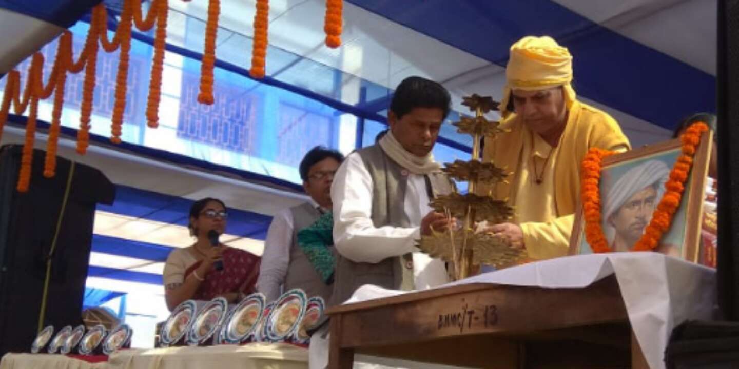 জঙ্গল মহলের রাইপুরে বীরসা মুন্ডার ১৪৪ তম জয়ন্তী উদযাপন, উন্মোচন করা হলো বীরসার মর্মর মূর্তি। জঙ্গল মহলের রাইপুরে বীরসা মুন্ডার ১৪৪ তম জয়ন্তী উদযাপন, উন্মোচন করা হলো বীরসার মর্মর মূর্তি।