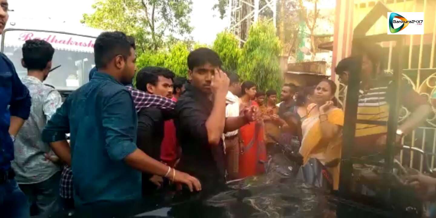 বাঁকুড়া উন্নয়নী ইন্সটিটিউট অফ ইঞ্জিনিয়ারিং কলেজে নবীন বরণ কে কেন্দ্র করে পড়ুয়া বিক্ষোভ। বাঁকুড়া উন্নয়নী ইন্সটিটিউট অফ ইঞ্জিনিয়ারিং কলেজে নবীন বরণ কে কেন্দ্র করে পড়ুয়া বিক্ষোভ।