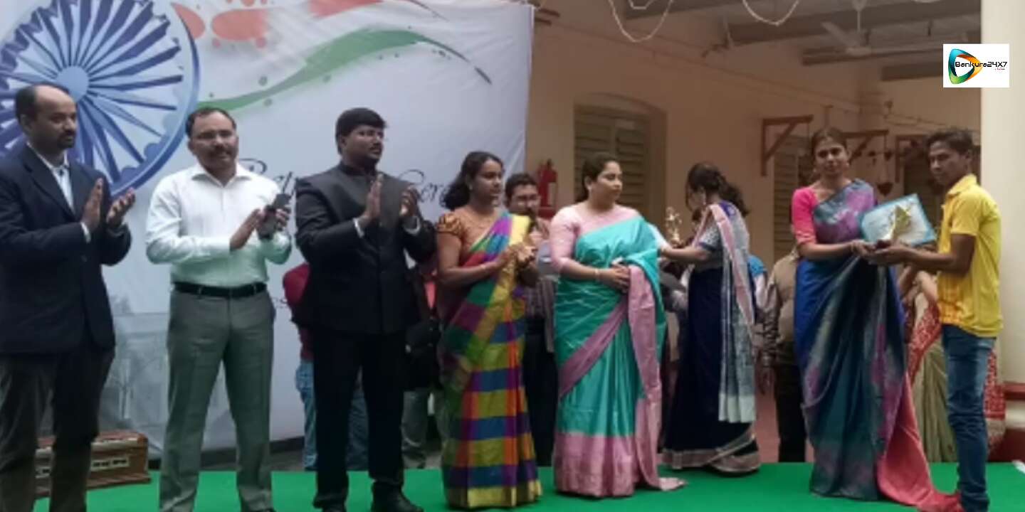প্রজাতন্ত্র দিবসে জেলার বিভিন্ন ক্ষেত্রের কৃতিদের সম্মাননা জ্ঞাপন জেলা প্রশাসনের। প্রজাতন্ত্র দিবসে জেলার বিভিন্ন ক্ষেত্রের কৃতিদের সম্মাননা জ্ঞাপন জেলা প্রশাসনের।