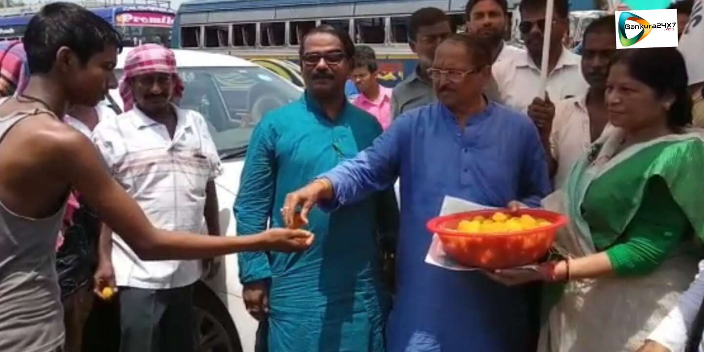 বছরের প্রথমদিন বাস স্ট্যান্ডে লাড্ডু বিলি করে ভোট প্রচার সুব্রতর। #দেখুন 🎦 ভিডিও। বছরের প্রথমদিন বাস স্ট্যান্ডে লাড্ডু বিলি করে ভোট প্রচার সুব্রতর। #দেখুন 🎦 ভিডিও।
