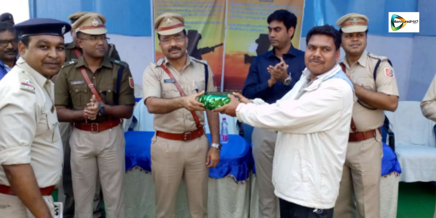 বারিকুলে মাওবাদীদের হাতে খুন শহীদ পুলিশ কর্মীর স্মৃতি তর্পনে, একগুচ্ছ অনুষ্ঠান জেলা পুলিশের। বারিকুলে মাওবাদীদের হাতে খুন শহীদ পুলিশ কর্মীর স্মৃতি তর্পনে, একগুচ্ছ অনুষ্ঠান জেলা পুলিশের।