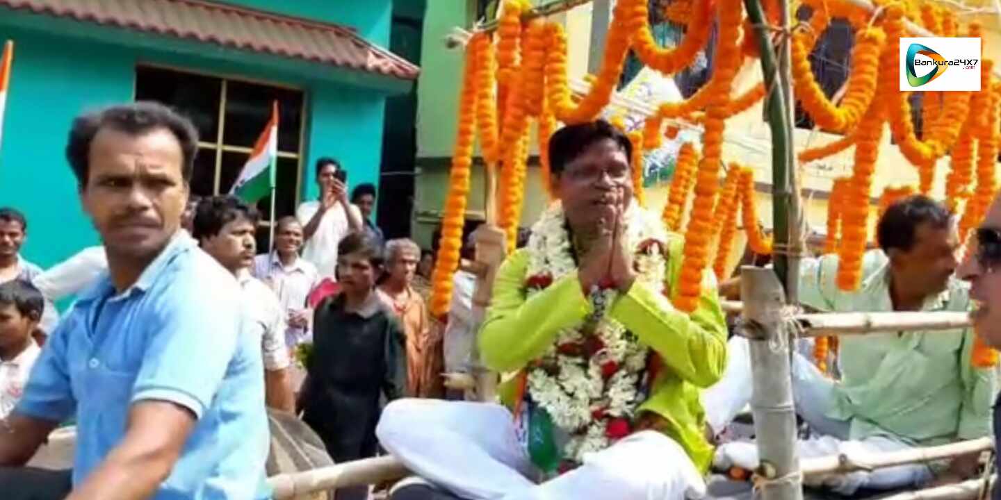 গরুর গাড়ী চড়ে অভিনব রবিবাসরীয় ভোট প্রচারে শ্যামল সাঁতরা। গরুর গাড়ী চড়ে অভিনব রবিবাসরীয় ভোট প্রচারে শ্যামল সাঁতরা।
