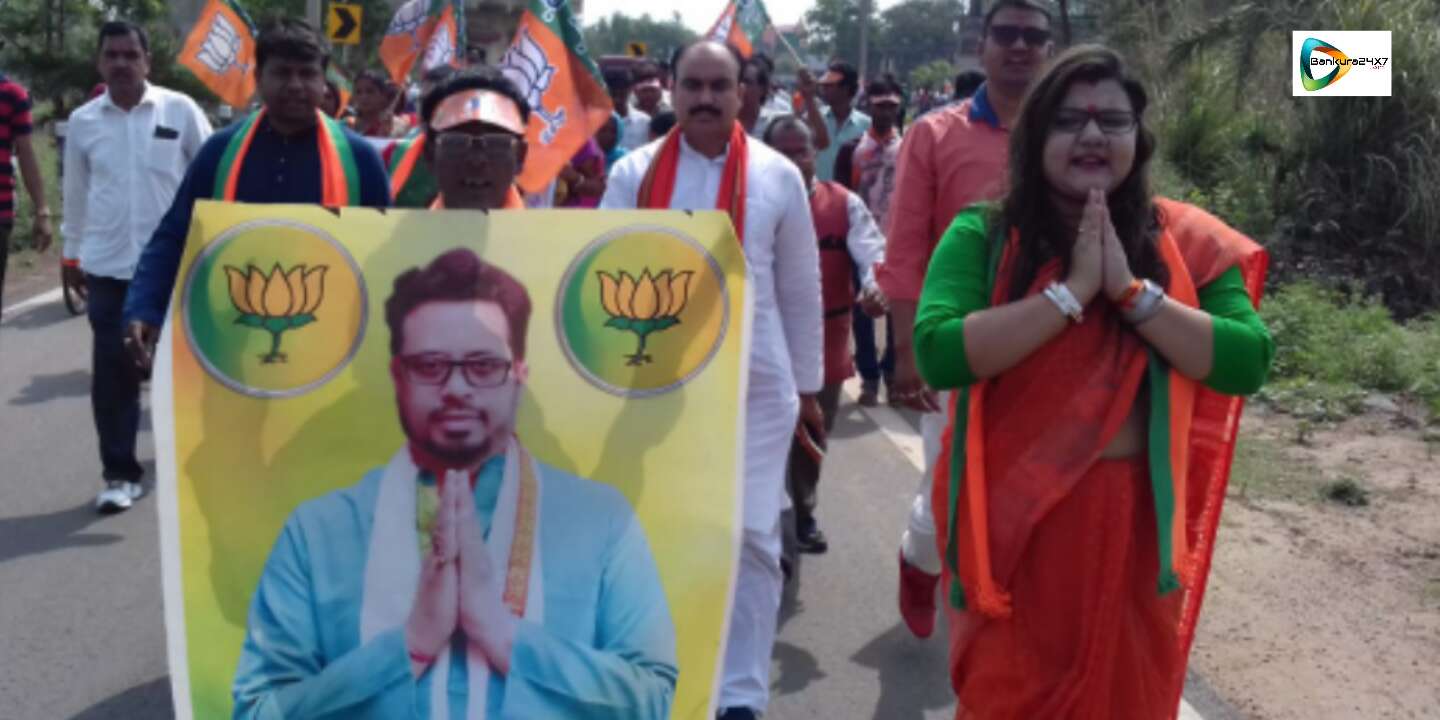 সৌমিত্রের অনুপস্থিতিতে, তার ছবির ব্যানার নিয়ে রবিবাসরীয় প্রচারে স্ত্রী সুজাতা। সৌমিত্রের অনুপস্থিতিতে, তার ছবির ব্যানার নিয়ে রবিবাসরীয় প্রচারে স্ত্রী সুজাতা।