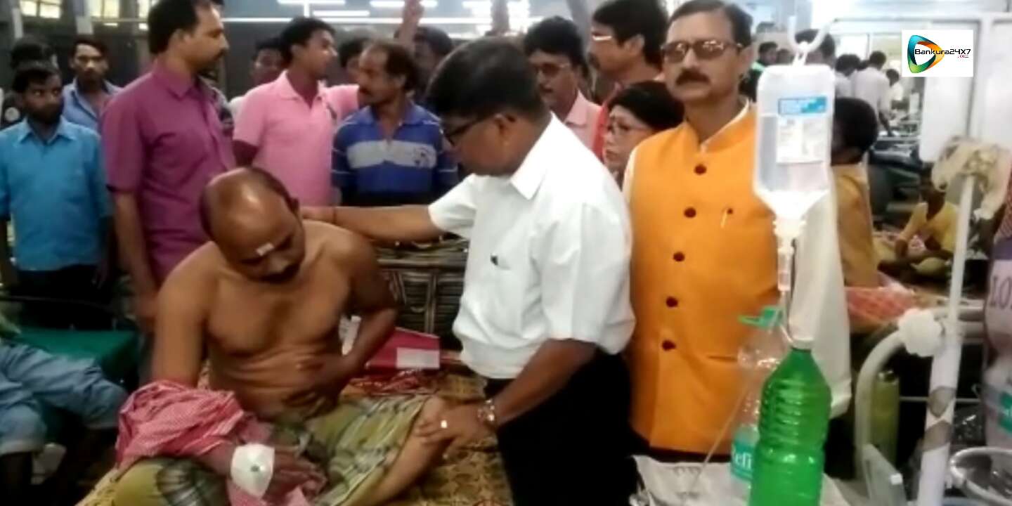 জেলায় শাসক দলের সন্ত্রাস ঠেকাতে বামেদের পাশে বিজেপি, সিপিএম নেতার উপর শাসক দলের হামলার ঘটনায় কমিশনে নালিশ জানাচ্ছে বিজেপিও। জেলায় শাসক দলের সন্ত্রাস ঠেকাতে বামেদের পাশে বিজেপি, সিপিএম নেতার উপর শাসক দলের হামলার ঘটনায় কমিশনে নালিশ জানাচ্ছে বিজেপিও।