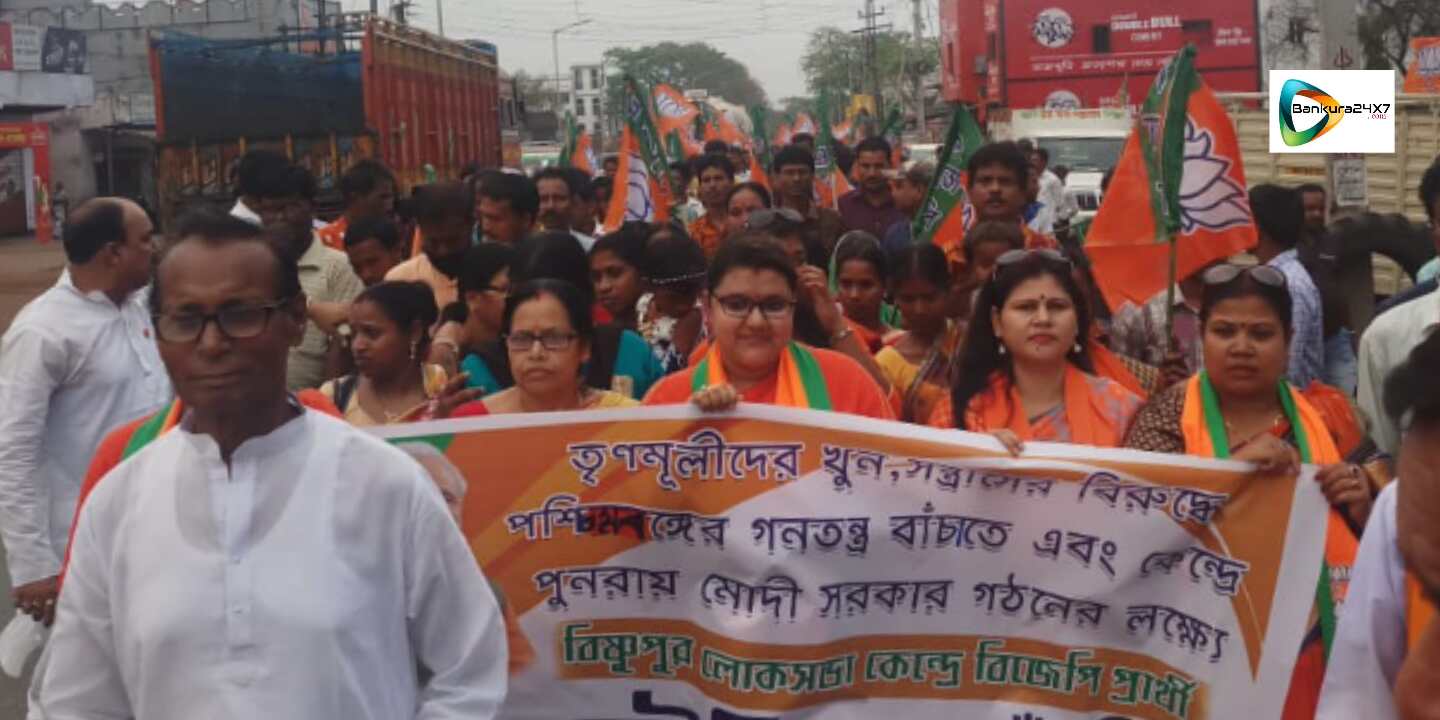 সৌমিত্রের জেলায় ঢোকা মানা হাইকোর্টের, তাই প্রচারে নামলেন বাবা,মা,স্ত্রী। সৌমিত্রের জেলায় ঢোকা মানা হাইকোর্টের, তাই প্রচারে নামলেন বাবা,মা,স্ত্রী।
