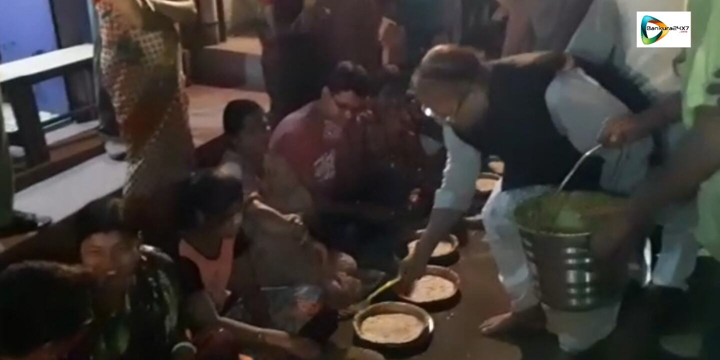 শহরের শাঁখারী পাড়ায় নিজে হাতে খিচুড়ি ভোগ বিলি করলেন সুব্রত মুখোপাধ্যায়! শহরের শাঁখারী পাড়ায় নিজে হাতে খিচুড়ি ভোগ বিলি করলেন সুব্রত মুখোপাধ্যায়!