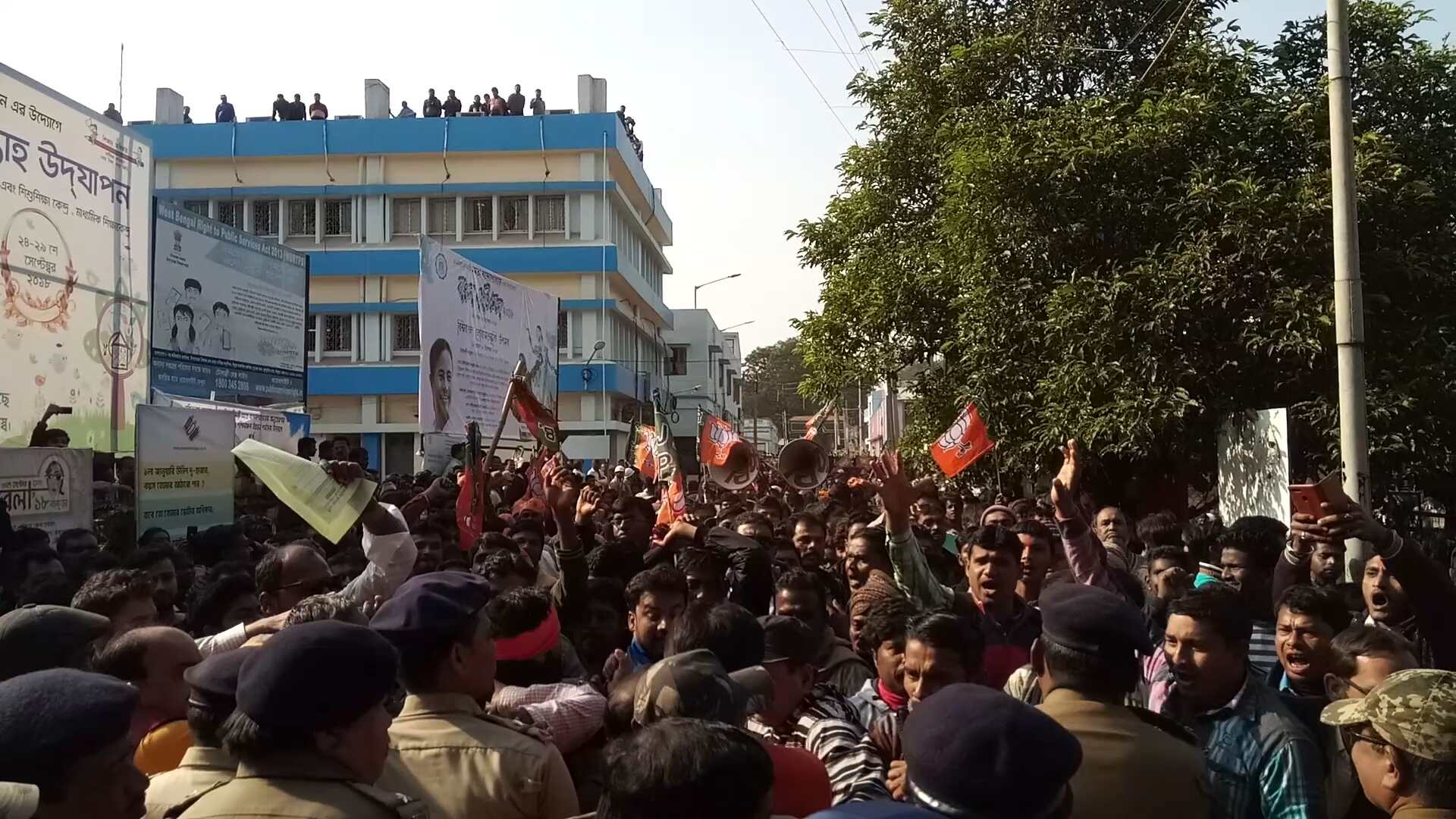 রাজ্য প্রসাশনের ওপর ভরসা না রেখে, মহিলাদের অস্ত্র নিয়ে রাস্তাই নামার দাওয়াই বিজেপি নেত্রী লকেটের।