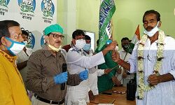 এবার জাতীয় কংগ্রেসের ঘরে ভাঙ্গন! ৫৫০ টি পরিবারকে সাথে নিয়ে তৃণমূলে যোগ দিলেন বরিষ্ট নেতা অরুণ পাঠক। এবার জাতীয় কংগ্রেসের ঘরে ভাঙ্গন! ৫৫০ টি পরিবারকে সাথে নিয়ে তৃণমূলে যোগ দিলেন বরিষ্ট নেতা অরুণ পাঠক।