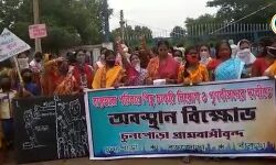 বড়জোড়ায় ফের জটিল খনি জট! চাকরি ও পূনর্বাসনের দাবীতে অবস্থান বিক্ষোভ গ্রামবাসীদের।