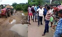 বেহাল রাস্তার প্রতিবাদে বড়জোড়ার ব্রাহ্মণডিহাতে  বালি বোঝাই ট্রাক্টর আটকে বিক্ষোভ গ্রামবাসীদের।