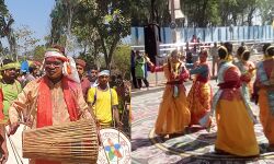 জেলার শহর বাঁকুড়া থেকে জঙ্গলমহল জুড়ে  কেমন ছিল দোলের রঙ ছবি? দেখে নিন এই ভিডিও প্রতিবেদনে।