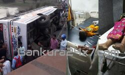 বড়জোড়ার বাগুলীতে যাত্রীবাহী বাস উল্টে মৃত মা ও তার দুই বছরের সন্তান,আহত ১২।