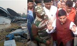 জলের ট্যাংক ভেঙ্গে যাওয়ার পর ফতেডাঙ্গা পরিদর্শনে গিয়ে ফরেনসিক তদন্তের দাবী তুললেন সাংসদ সুভাষ সরকার। জলের ট্যাংক ভেঙ্গে যাওয়ার পর ফতেডাঙ্গা পরিদর্শনে গিয়ে ফরেনসিক তদন্তের দাবী তুললেন সাংসদ সুভাষ সরকার।