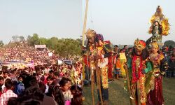 তুষু ভাসান আর মকর মেলার পরবকে কেন্দ্র করে পরেশনাথে লাখো মানুষের ঢল। তুষু ভাসান আর মকর মেলার পরবকে কেন্দ্র করে পরেশনাথে লাখো মানুষের ঢল।