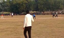 ভার্চুয়াল গেমের প্রতি পড়ুয়াদের নেশা কাটাতে ব্যাট, বল নিয়ে মাঠে নামলেন স্কুল শিক্ষকরা। ভার্চুয়াল গেমের প্রতি পড়ুয়াদের নেশা কাটাতে ব্যাট, বল নিয়ে মাঠে নামলেন স্কুল শিক্ষকরা।