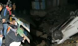 সেতুর রেলিং টপকে নদী গর্ভে পড়ল গাড়ী! আশ্চর্যজনকভাবে প্রাণে বেঁচে গেলেন চার যাত্রী। #দেখুন 🎦 ভিডিও। 👇