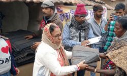 পাবড়া বিবেকানন্দ সেবা সমিতির উদ্যোগে আদিবাদী গ্রামে শীত বস্ত্র দান।