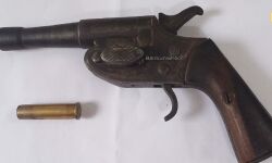 তালডাংরায় গুলি চালিয়ে টাকা আদায়ের সময় গ্রামবাসীদের হাতে পাইপ গান সহ ধরা পড়ল দুই যুবক।