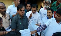 শ্রমিক সাথীর প্রচারে শ্রমিকদের বাড়ী,বাড়ী ঘুরলেন জেলাশাসক।