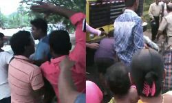 বড়জোড়ায় পথ দূর্ঘটনা কে কেন্দ্র করে উত্তেজিত জনতার হাতে প্রহৃত সিআইএসএফ জওয়ানরা। #দেখুন 🎦 ভিডিও প্রতিবেদন।