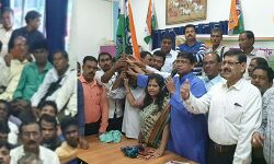 ইন্দাসে বিজেপি থেকে ১০০০ জন ভীড়লেন তৃণমূল কংগ্রেসে। ইন্দাসে বিজেপি থেকে ১০০০ জন ভীড়লেন তৃণমূল কংগ্রেসে।