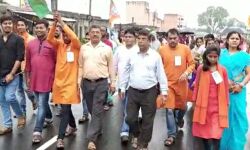 বৃষ্টি উপেক্ষা করে সিমলাপালে গান্ধী সংকল্প যাত্রায় সাংসদ সুভাষ সরকারের সাথে সামিল বহু মানুষ।