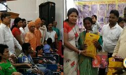 শারদ উৎসবের প্রাক্কালে ১৫ নাম্বার ওয়ার্ডের কাউন্সিলারের উদ্যোগে বস্ত্র ও ট্রাইসাইকেল বিতরন এবং নাগরিক ও পুর সেবকদের সম্মাননা প্রদান। শারদ উৎসবের প্রাক্কালে ১৫ নাম্বার ওয়ার্ডের কাউন্সিলারের উদ্যোগে বস্ত্র ও ট্রাইসাইকেল বিতরন এবং নাগরিক ও পুর সেবকদের সম্মাননা প্রদান।