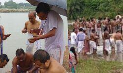 বৃষ্টি কে উপেক্ষা করে, জেলার নদীতে,নদীতে তর্পণের ভীড়। বৃষ্টি কে উপেক্ষা করে, জেলার নদীতে,নদীতে তর্পণের ভীড়।