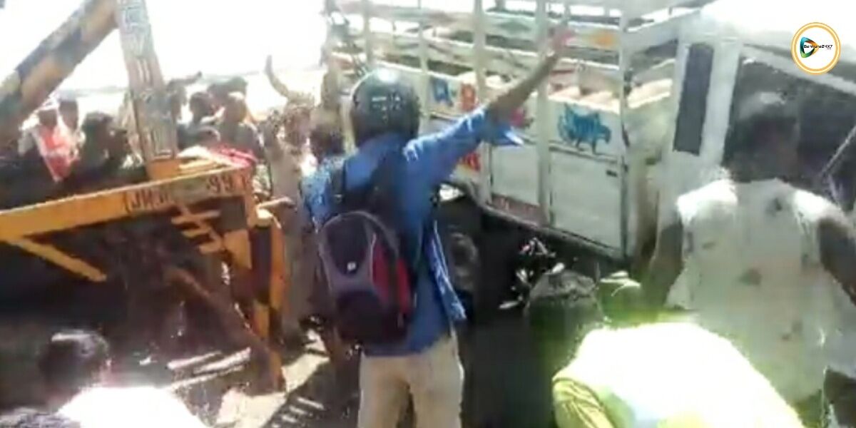 নো এন্ট্রি উপেক্ষা করে দূর্গাপুর ব্যারেজে বেপরোয়া লরির তান্ডব,আহত ৭ জন,ক্ষতিগ্রস্ত একাধিক গাড়ী ও বাইক। নো এন্ট্রি উপেক্ষা করে দূর্গাপুর ব্যারেজে বেপরোয়া লরির তান্ডব,আহত ৭ জন,ক্ষতিগ্রস্ত একাধিক গাড়ী ও বাইক।