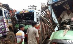 বড়জোড়ার লহরাবনিতে মিনিবাসের সাথে লরির মুখোমুখি সংঘর্ষে মৃত ১,আহত ৭ জন। বড়জোড়ার লহরাবনিতে মিনিবাসের সাথে লরির মুখোমুখি সংঘর্ষে মৃত ১,আহত ৭ জন।