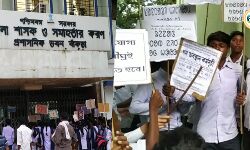 আদিবাসীদের বিক্ষোভে ডি এম অফিসে বন্দি অতিরিক্ত জেলাশাসক সহ কর্মচারীরা। আদিবাসীদের বিক্ষোভে ডি এম অফিসে বন্দি অতিরিক্ত জেলাশাসক সহ কর্মচারীরা।