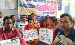 সমহারে বেতন ও চাকরীর স্থায়ী করণের দাবীতে কলেজের অস্থায়ী কর্মচারীরা সামিল ধর্মঘটে। সমহারে বেতন ও চাকরীর স্থায়ী করণের দাবীতে কলেজের অস্থায়ী কর্মচারীরা সামিল ধর্মঘটে।