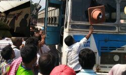 বড়জোড়ায় পথ দূর্ঘটনাকে কেন্দ্র করে উত্তেজনা,সরকারী বাস ও ট্রাফিক কিয়স্ক ভাঙচুর জনতার। বড়জোড়ায় পথ দূর্ঘটনাকে কেন্দ্র করে উত্তেজনা,সরকারী বাস ও ট্রাফিক কিয়স্ক ভাঙচুর জনতার।