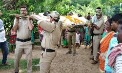 মানবিক পুলিশ!মেজিয়ায় বৃদ্ধের শেষকৃত্য করলেন পুলিশ কর্মীরা। মানবিক পুলিশ!মেজিয়ায় বৃদ্ধের শেষকৃত্য করলেন পুলিশ কর্মীরা।