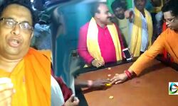 সাতমাস পর পাড়ায় ফিরে ক্লাবে ক্যারাম খেলে,চায়ের ঠেকে চুটিয়ে আড্ডা দিয়ে পুরানো ছন্দে সাংসদ সৌমিত্র।