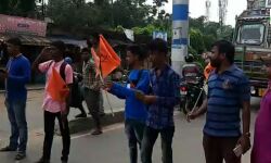 রঘুনাথ মুর্মু কলেজে হামলার প্রতিবাদে শহরের সতীঘাটে প্রতীকী পথ অবরোধে সামিল এবিভিপি।