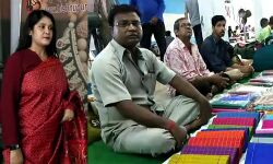 তাঁতীদের মহাজনী ফাঁদ থেকে বাঁচাতে বালুচরী হাটে ৮০০শাড়ী কিনল তন্তুজ। তাঁতীদের মহাজনী ফাঁদ থেকে বাঁচাতে বালুচরী হাটে ৮০০শাড়ী কিনল তন্তুজ।