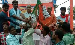 তৃণমূলের কাটমানি কালচারে বীতশ্রদ্ধ হয়ে ইন্দাসে এক গ্রামীণ নেতা সহ ১৩০ জন বিজেপিতে যোগ দিলেন। তৃণমূলের কাটমানি কালচারে বীতশ্রদ্ধ হয়ে ইন্দাসে এক গ্রামীণ নেতা সহ ১৩০ জন বিজেপিতে যোগ দিলেন।