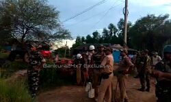 BIG BREAKING NEWS : শুভেন্দু অধিকারীর জন সংযোগ যাত্রাকে কেন্দ্র করে পাত্রসায়রের কাঁকরডাঙা রাজনৈতিক সংঘর্ষ ও বোমাবাজির জেরে উত্তাল, পুলিশের ছোঁড়া রাবার বুলেট বিদ্ধ হয়ে আহত দুই। BIG BREAKING NEWS : শুভেন্দু অধিকারীর জন সংযোগ যাত্রাকে কেন্দ্র করে পাত্রসায়রের কাঁকরডাঙা রাজনৈতিক সংঘর্ষ ও বোমাবাজির জেরে উত্তাল, পুলিশের ছোঁড়া রাবার বুলেট বিদ্ধ হয়ে আহত দুই।