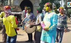 নিজের গ্রামে রঙ খেলে অভিনব ভোট প্রচারে শ্যামল সাঁতরা #দেখুন ভিডিও।