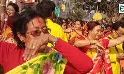 রঙের উৎসবে শহরের রাজপথে সাত সকালে রঙ মিছিল, নেচে নজর কাড়লেন বিধায়িকা শম্পা দরিপা। রঙের উৎসবে শহরের রাজপথে সাত সকালে রঙ মিছিল, নেচে নজর কাড়লেন বিধায়িকা শম্পা দরিপা।